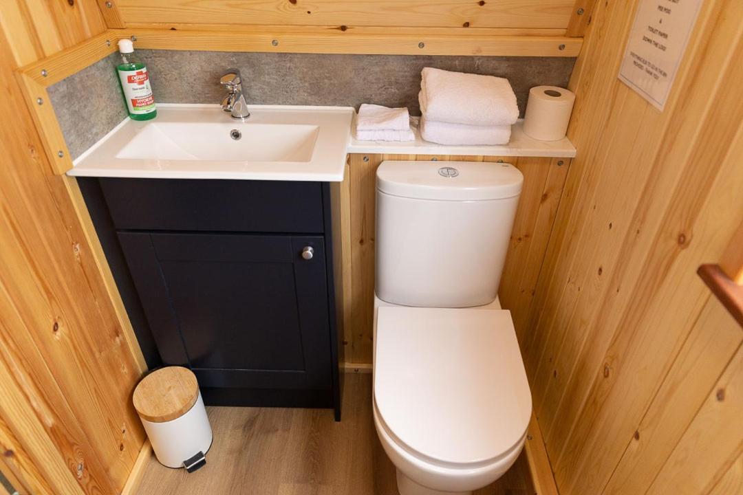 Thistle Pod Farm Stay With Hottub Sleeps 2 Galston  Exterior photo